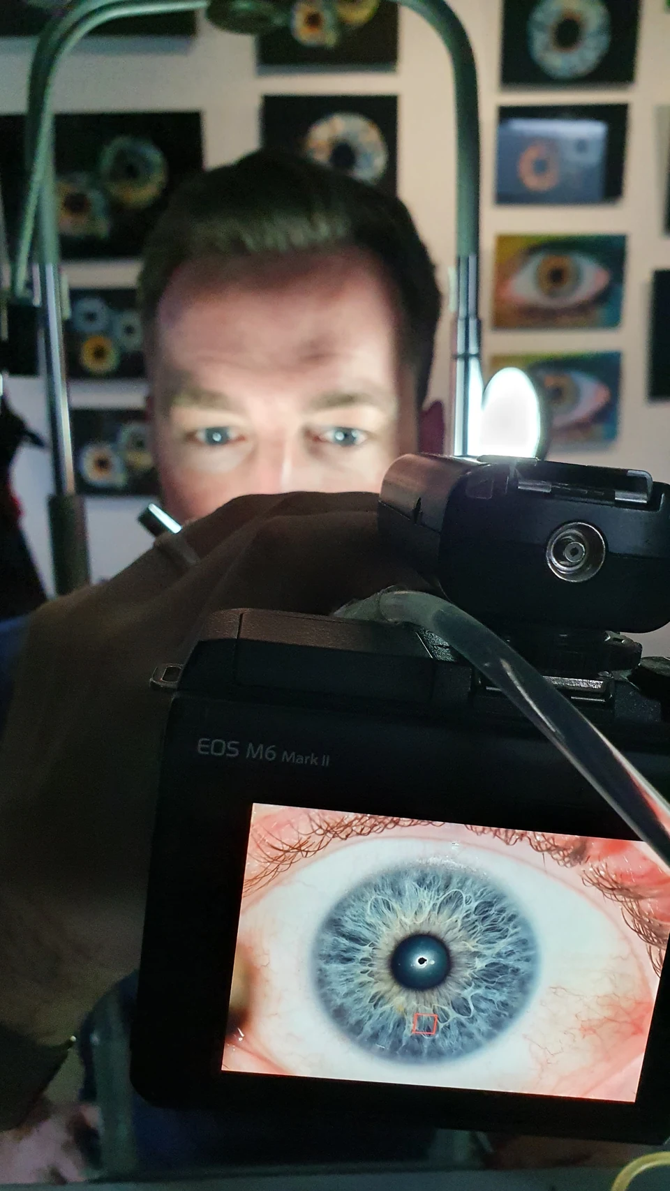 Echte Aufnahme aus unserem Studio: Kamera mit dem fotografierten Irisbild auf dem Display.