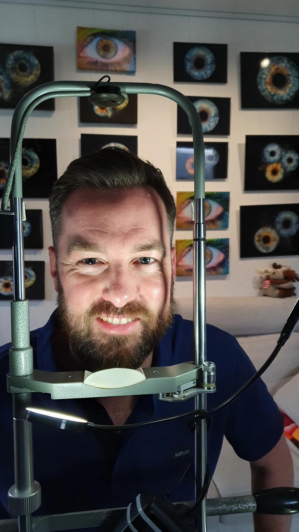 Persönlicher Einblick: am Aufnahmeplatz vor der Wand mit Irisbildern im Studio.